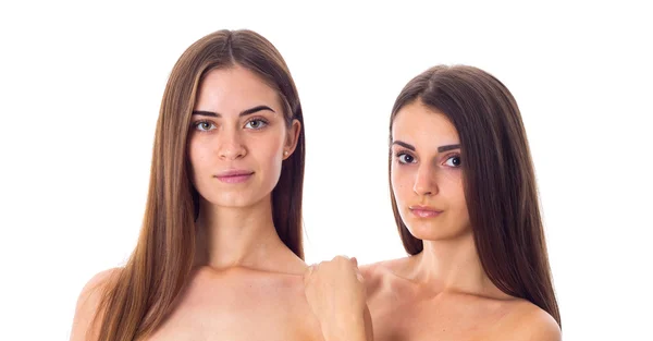 Två ung kvinna med långt hår i studio — Stockfoto