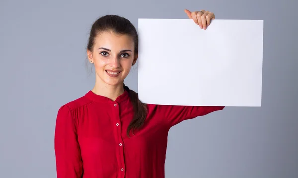 Mulher segurando folha branca de papel — Fotografia de Stock