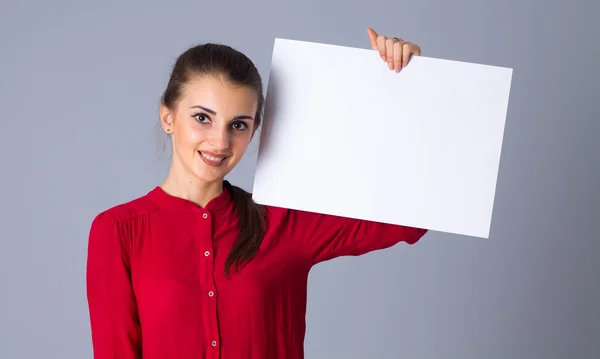 Kvinna med vita pappersark — Stockfoto
