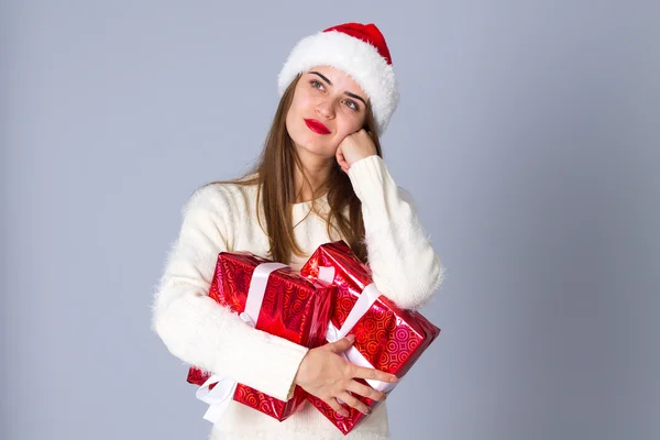 Donna in rosso cappello di Natale azienda regali — Foto Stock