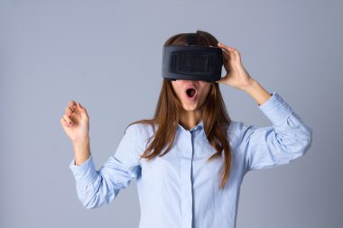 VR gözlük kullanan kadın