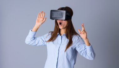 VR gözlük kullanan kadın