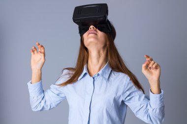 VR gözlük kullanan kadın