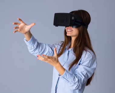 VR gözlük kullanan kadın