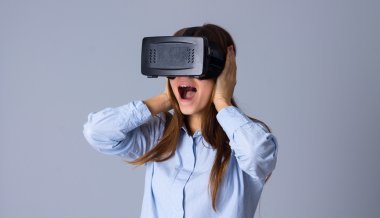 VR gözlük kullanan kadın