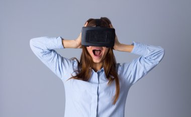 VR gözlük kullanan kadın