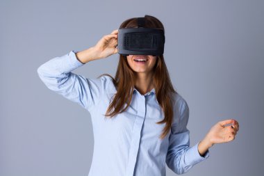 VR gözlük kullanan kadın