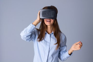 VR gözlük kullanan kadın