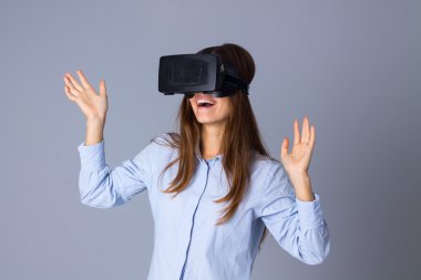 VR gözlük kullanan kadın