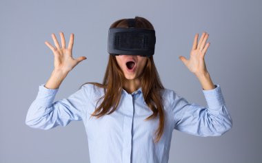VR gözlük kullanan kadın