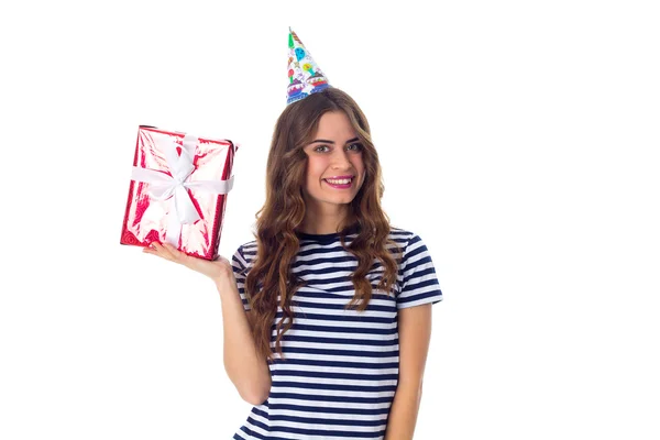 Mujer en gorra celebración sosteniendo un regalo — Foto de Stock