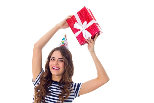 Mujer en gorra celebración sosteniendo un regalo — Foto de Stock