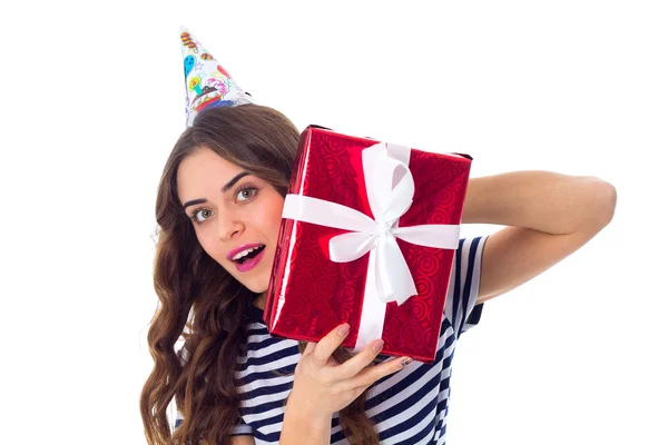 Frau mit Festmütze hält Geschenk in der Hand — Stockfoto