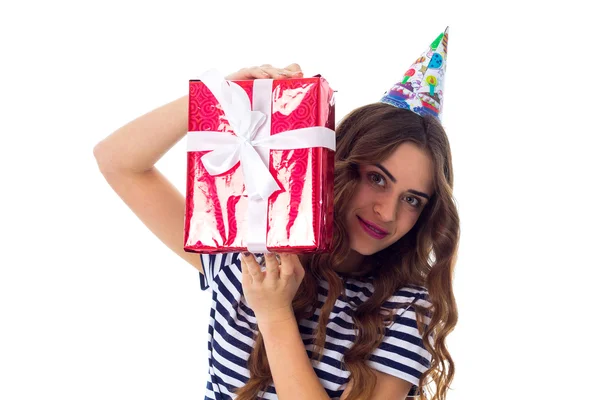 Mulher em boné celebração segurando um presente — Fotografia de Stock