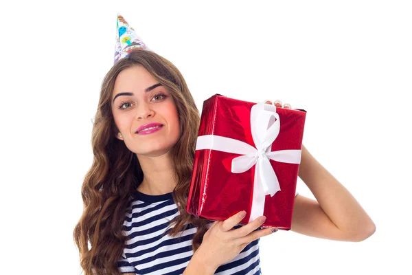 Frau mit Festmütze hält Geschenk in der Hand — Stockfoto