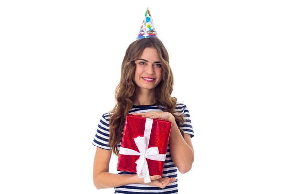 Mujer en gorra celebración sosteniendo un regalo — Foto de Stock