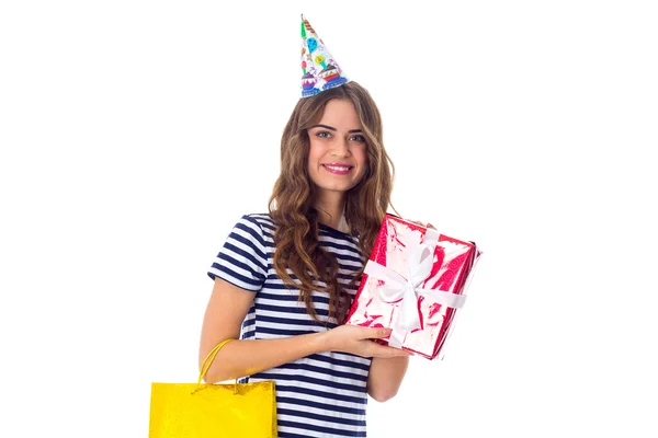 Frau mit Festmütze hält Geschenke in der Hand — Stockfoto