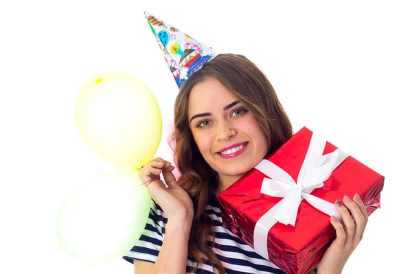 Frau mit Geschenk und Luftballons — Stockfoto