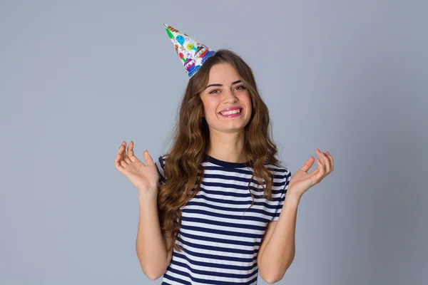 Donna sorridente in berretto celebrazione — Foto Stock