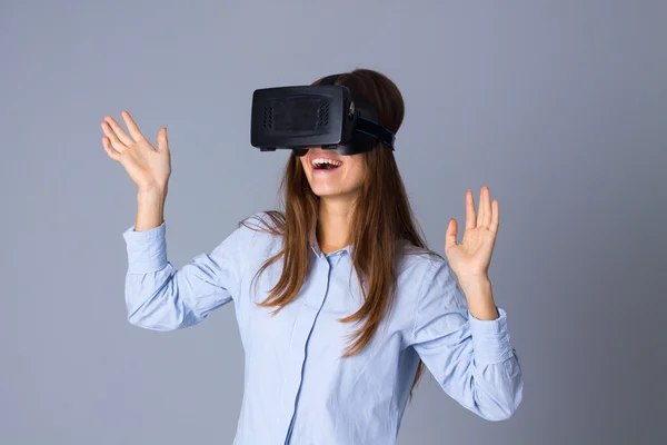 Mujer usando gafas VR — Foto de Stock