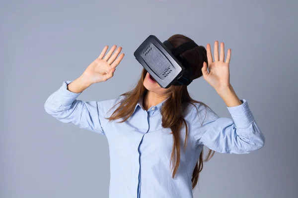 Kobieta używająca okularów VR — Zdjęcie stockowe