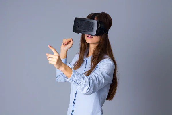 Mujer usando gafas VR — Foto de Stock