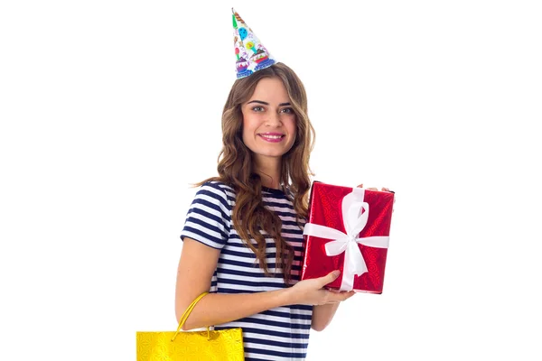 Женщина в праздничной шапке с подарками — стоковое фото
