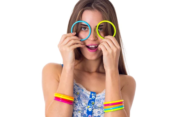 Mujer haciendo gafas de sus pulseras — Foto de Stock