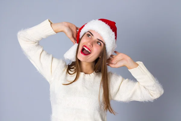 Kvinna i röd jul hatt — Stockfoto