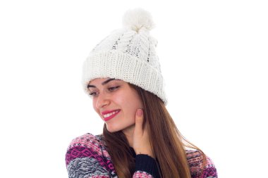 Kazak ve beyaz şapkalı kadın