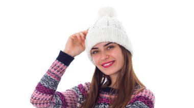 Kazak ve beyaz şapkalı kadın