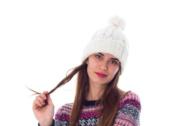 Kazak ve beyaz şapkalı kadın