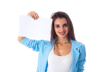 Beyaz kağıdın tutan kadın