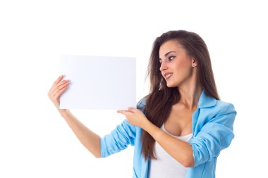 Beyaz kağıdın tutan kadın