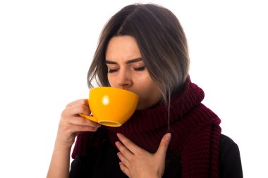 Sarı Kupası içme kadın