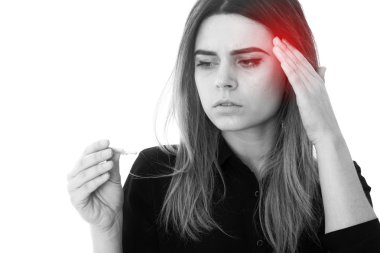 Got bir termometre tutan kadınla