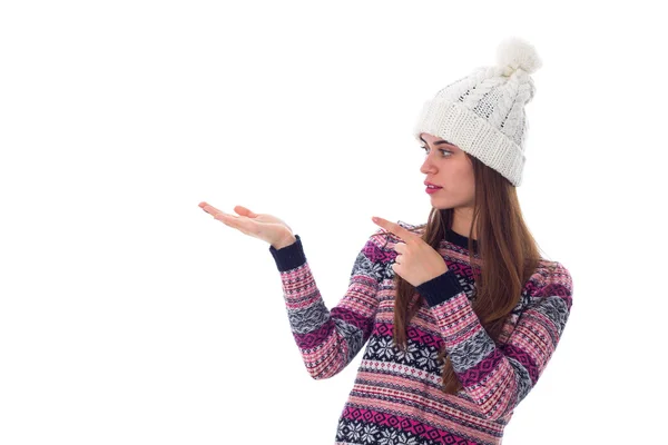 Žena v klobouku svetr a bílá ruční granát — Stock fotografie