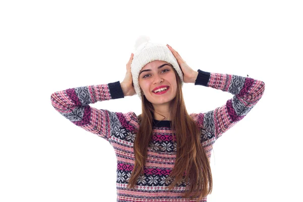 彼女の白い帽子に触れるセーターの女性 — ストック写真