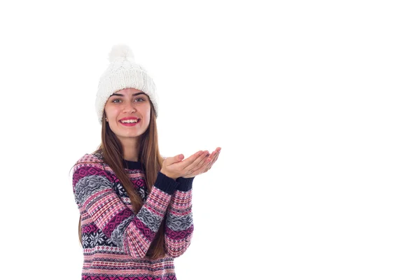 Donna in maglione e cappello bianco con qualcosa in mano — Foto Stock