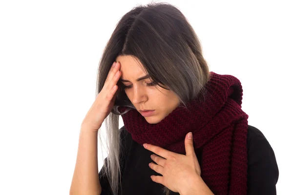 Mujer con dolor de cabeza y dolor de garganta — Foto de Stock