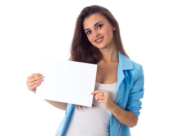 Mulher segurando folha branca de papel — Fotografia de Stock