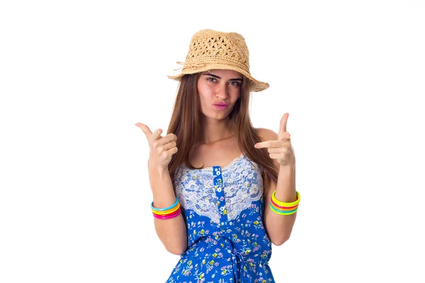 Woman in the hat showing pistols — Stockfoto