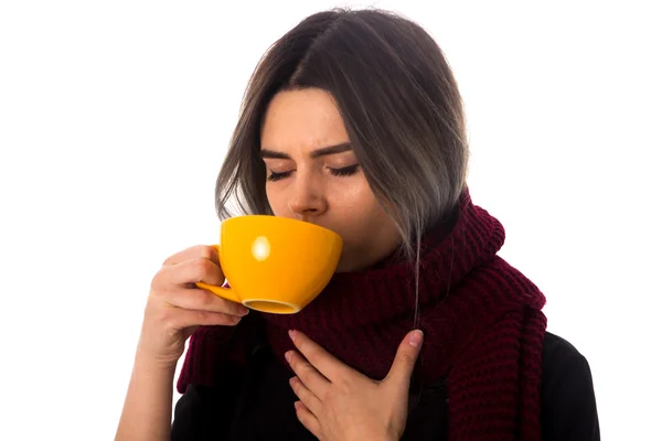 Kobieta pije z kubka żółty — Zdjęcie stockowe