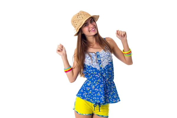 Jovem mulher de chapéu mostrando felicidade — Fotografia de Stock