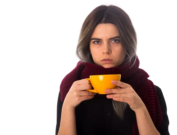 Woman holding a yellow cup — Stock Photo, Image