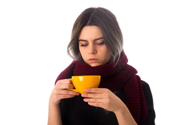 Mujer sosteniendo una taza amarilla — Foto de Stock