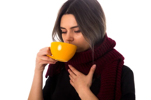 Femme buvant de la tasse jaune — Photo