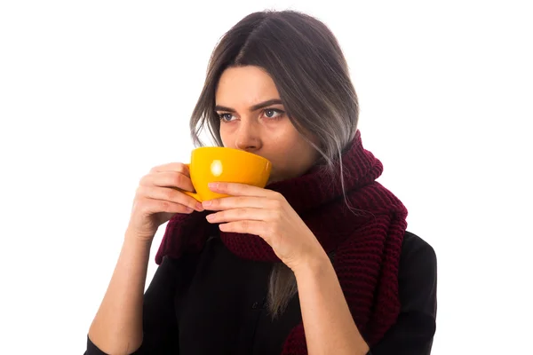 Vrouw drinken vanaf gele cup — Stockfoto