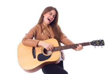 bir gitar tutan genç kadın