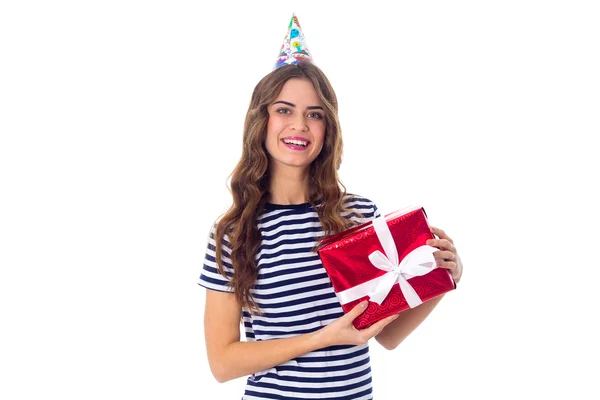 Frau mit Festmütze hält Geschenk in der Hand — Stockfoto